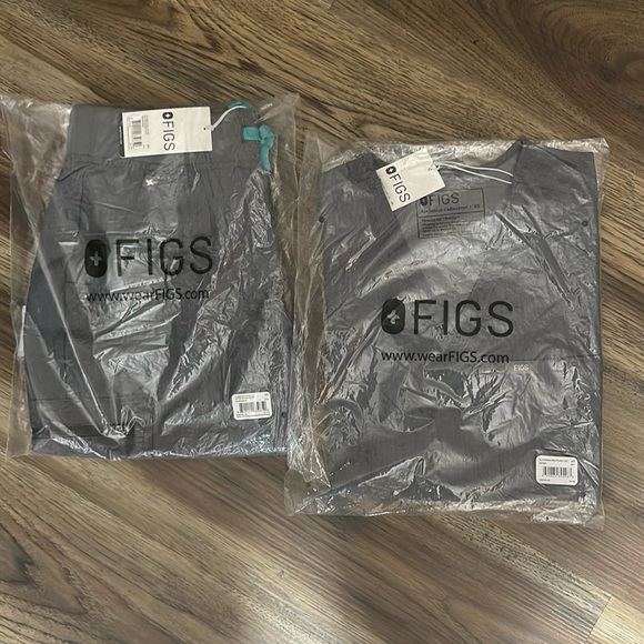 Graphite FIGS scrub set. NWT. Never taken out of the bag! - Picture 6 of 8